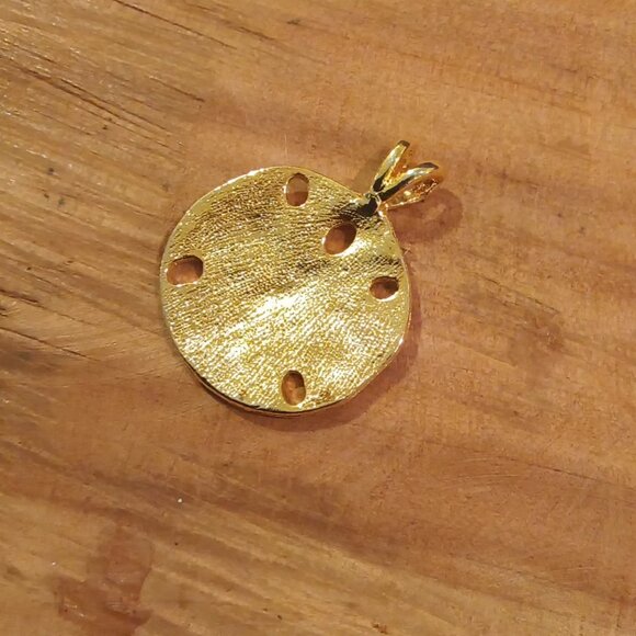 💛 Adorable Off Round Boho Chic Sand Dollar Gold Coin Charm 💛 - Picture 3 of 3